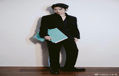 除了有氧运动和饮食控制外我还加入了一些力量训练如举重俯卧撑和仰卧起坐等标题她拒绝乘风202因此我不断